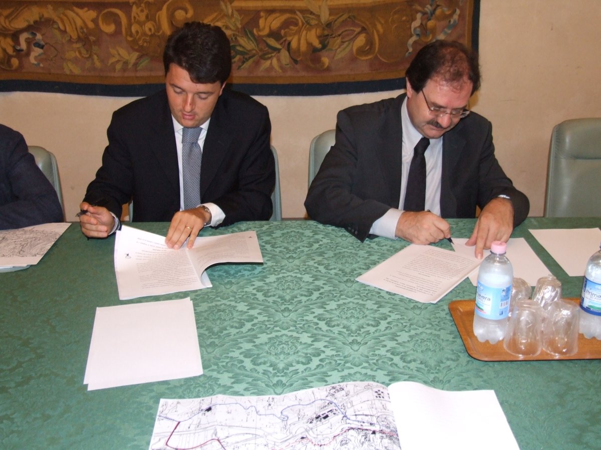 Firma dell'Accordo di Programma per la viabilit a Incisa. Da sinistra Renzi e Giovannoni.