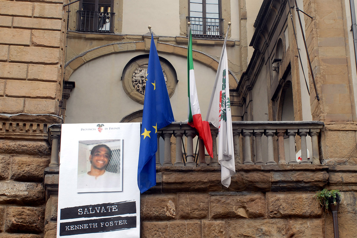 Salvare Kenneth Foster. La sua gigantografia  esposta sulla facciata di Palazzo Medici Riccardi, sede della Provincia di Firenze.