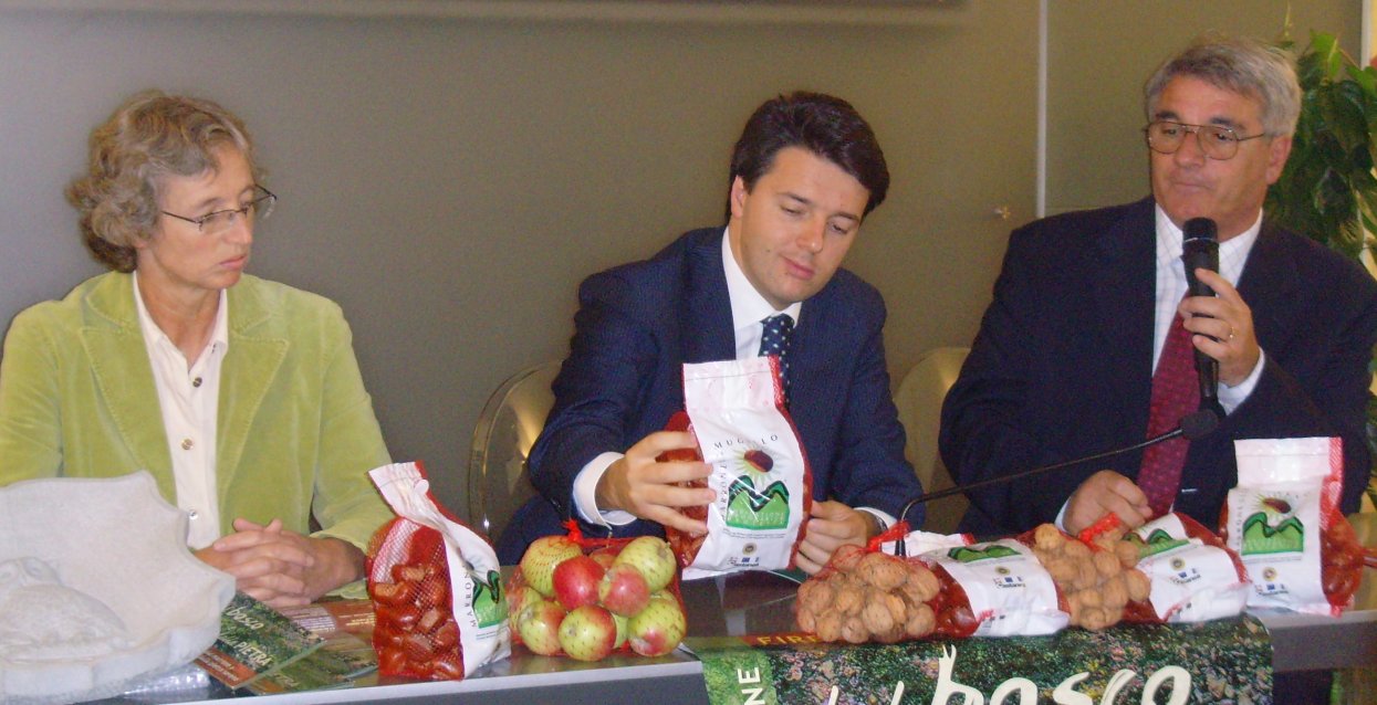 Il presidente Renzi, al centro, alla presentazione di 'Dal bosco e dalla Pietra' 2007