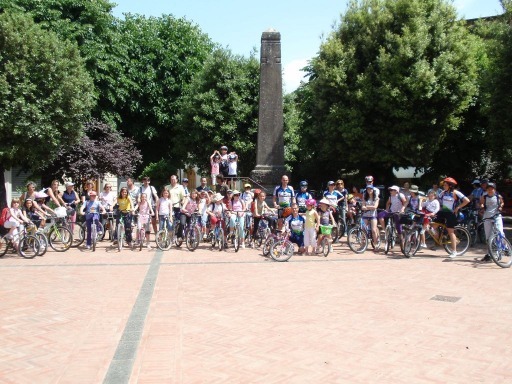 Sportivi ed amatori, insegnanti ed alunni, adulti e piccolissimi in piazza del Monumento di Cerbaia prima della partenza per la Botte