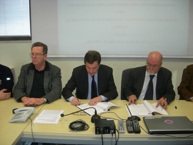 Firma del protocollo fra Provinca e Ferrovie dello Stato per la gestione di emergenze sulla rete ferroviaria. Da sinistra Brandi, Giorgetti, Fiumara