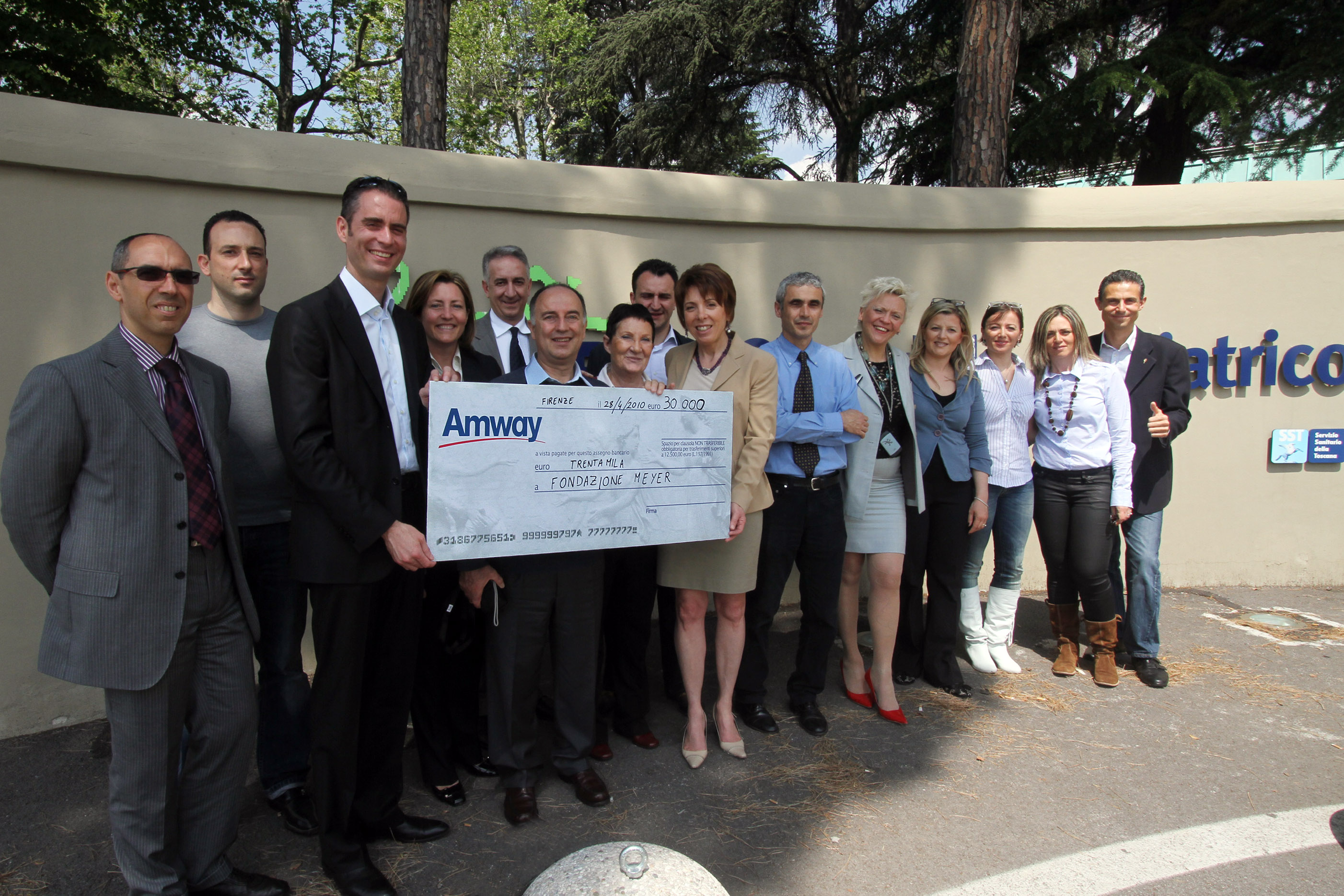 Le immagini della consegna della donazione Amway al Meyer