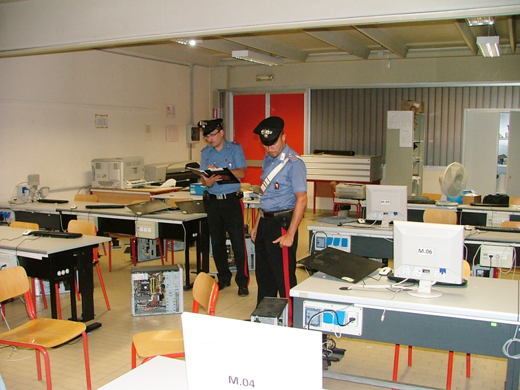 I carabinieri nel laboratorio danneggiato (foto Bauermann)