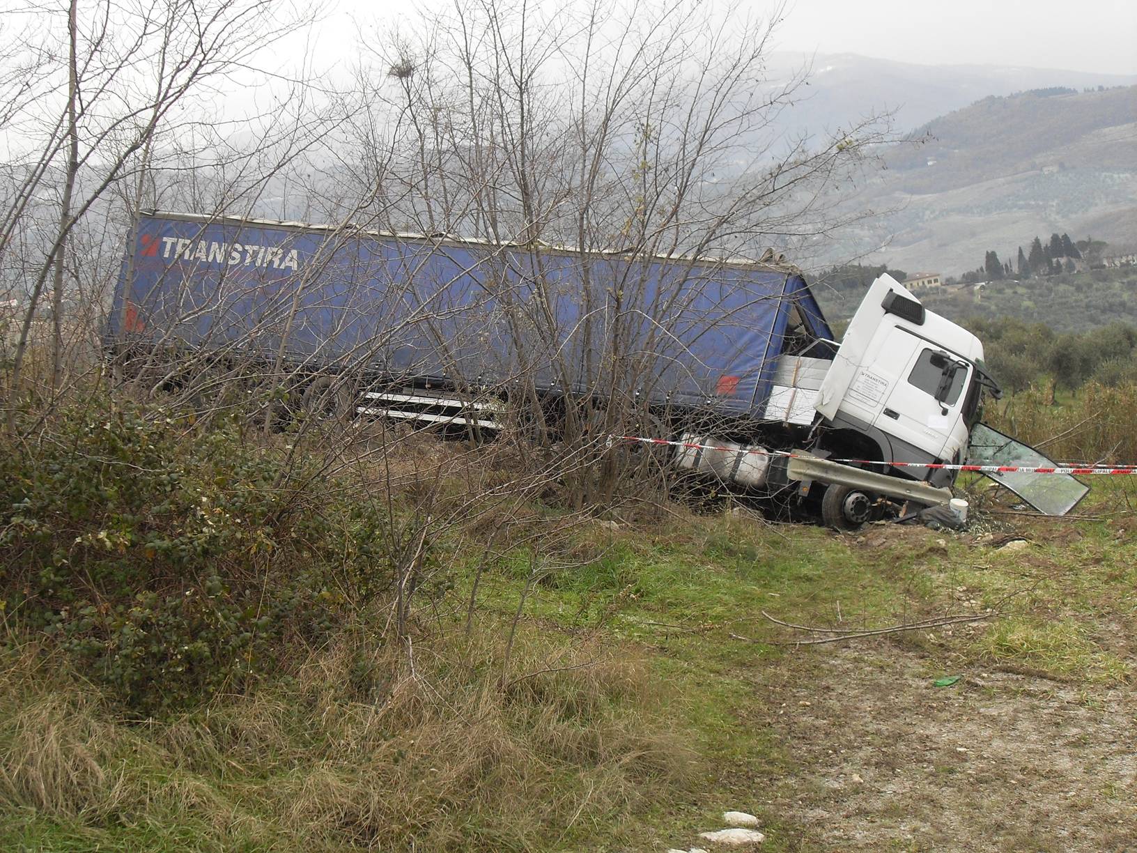 Camion lituano finito su un terreno a Nipozzano