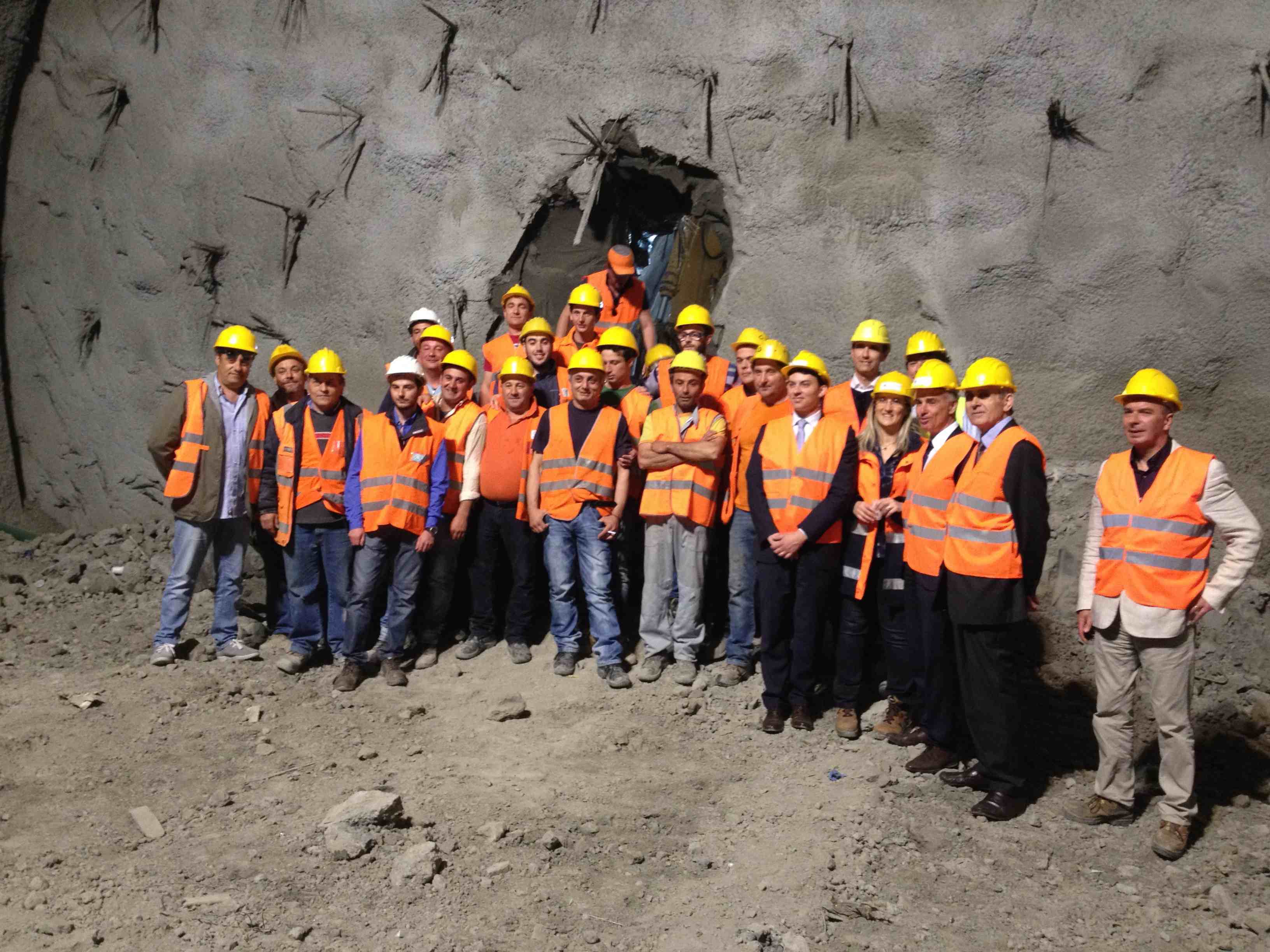 Foto di gruppo in occasione dell'abbattimento dell'ultimo diaframma della Galleria della SR 429 tra Empoli e Castelfiorentino