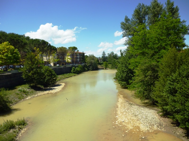 Il tratto del torrente Pesa tra il ponte romano e la traversa a Sambuca