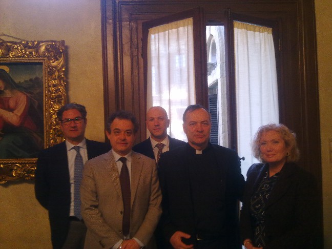 Mons. Stefano Manetti con, da sinistra a destra, il consigliere Filippo Ciampolini, il Presidente Andrea Barducci, il Presidente Piero Giunti, la consigliera Erica Franchi