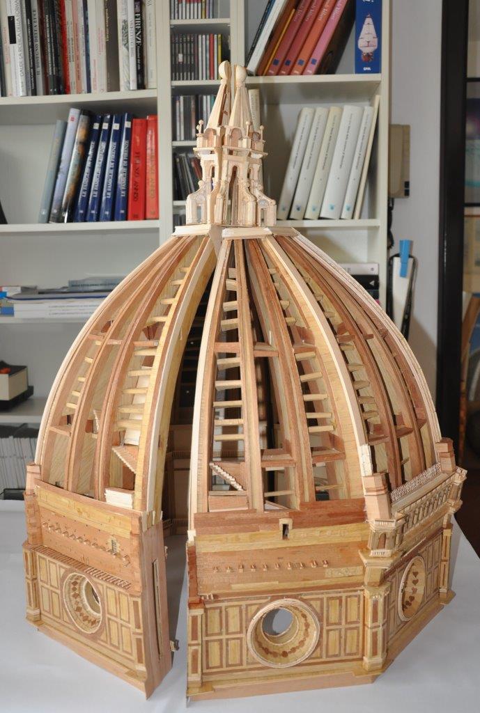 Modellino della cupola del Duomo (foto piccolo). Nella foto grande Roberto Corazzi