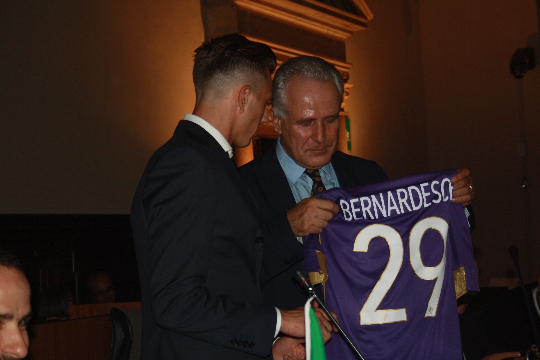 L'attaccante viola Federico Bernardeschi dona la maglia n.29 a Eugenio Giani