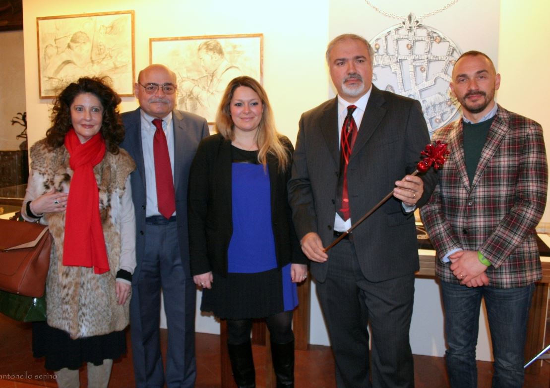La consegna dello scettro mediceo. Da destra Fossi, Penko, Albanese, Bicchi e Valentini  (Foto Antonello Serino - Met)