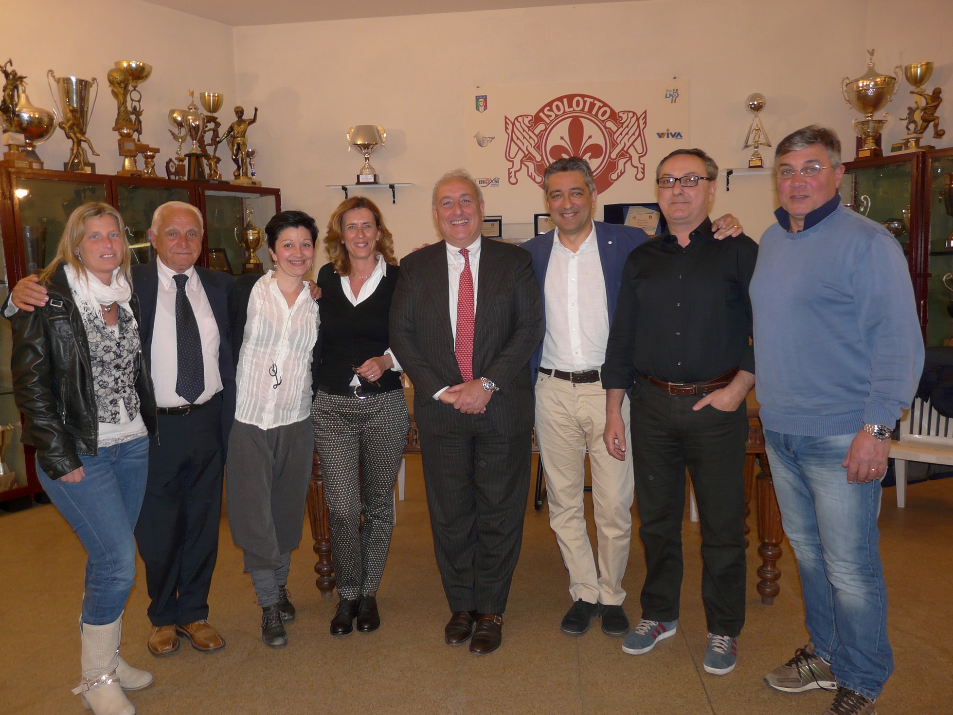 Francesco Franchi, quarto da destra, con lo staff di dirigenti e tecnici dell'Isolotto Calcio 1974