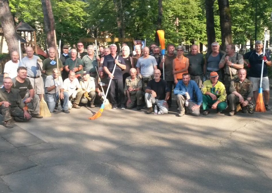 La squadra dei cacciatori. Al centro, con la scopa, il presidente dell'ATC Piero Certosi