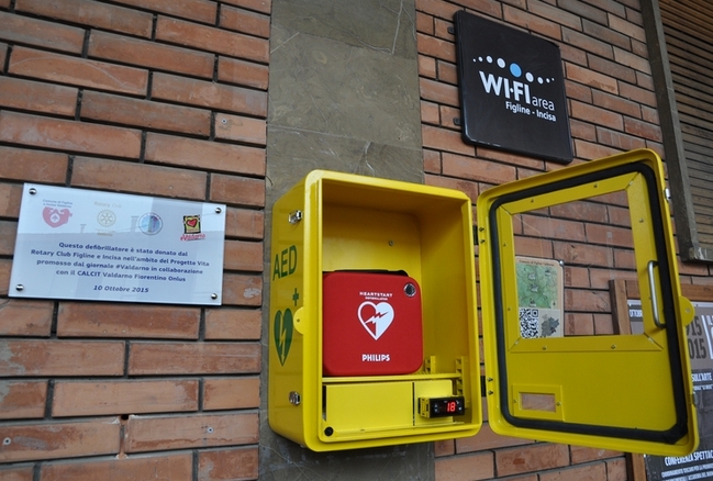 Il defibrillatore nel loggiato del municipio di Figline