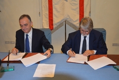 Rossi e Poletti firmano la convenzione sui Centri per l'Impiego (immagine dal sito della Regione Toscana)