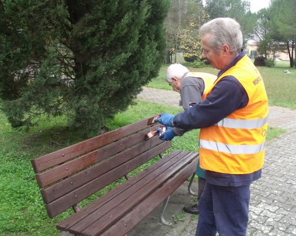 I volontari al lavoro sulle panchine di Montelupo