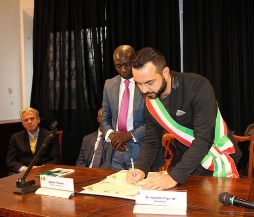 Il sindaco di Certaldo Cicini firma il protocollo di amicizia con Refane