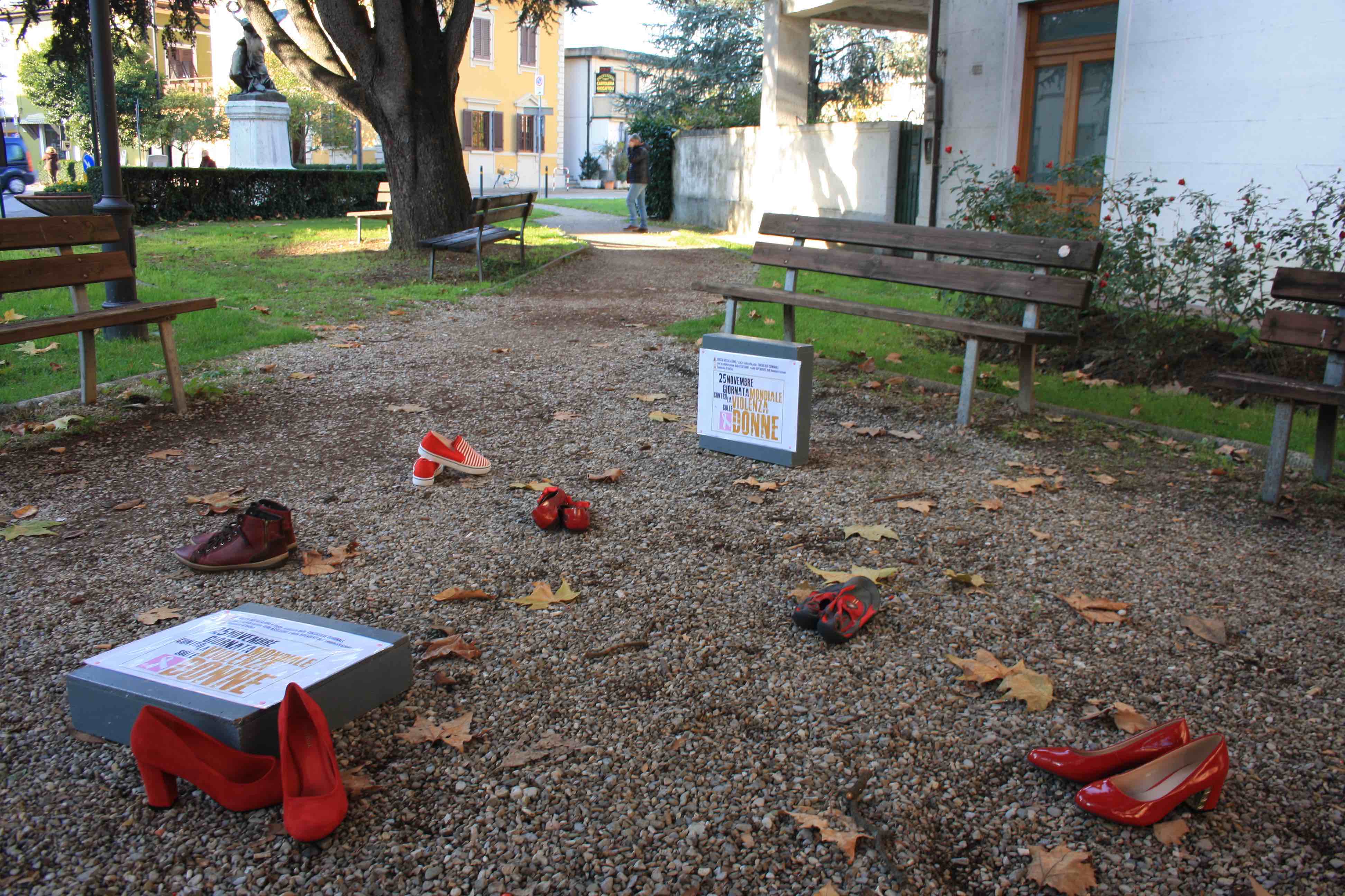 scarpe rosse in via Piave di fronte al Palazzo Comunale