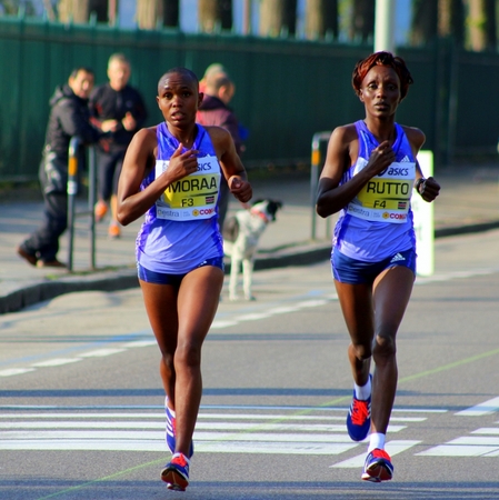 Le atlete del Kenia in azione alla Firenze Marathon 2015 (Foto Antonello Serino - Met)