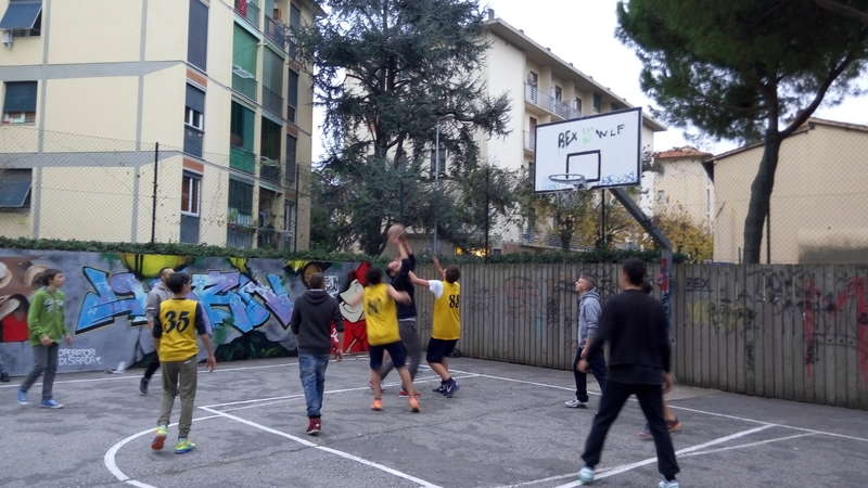 Cinquanta ragazzi colorano il Quartiere 4, inaugurati i murales ai campini da basket di via Maccari