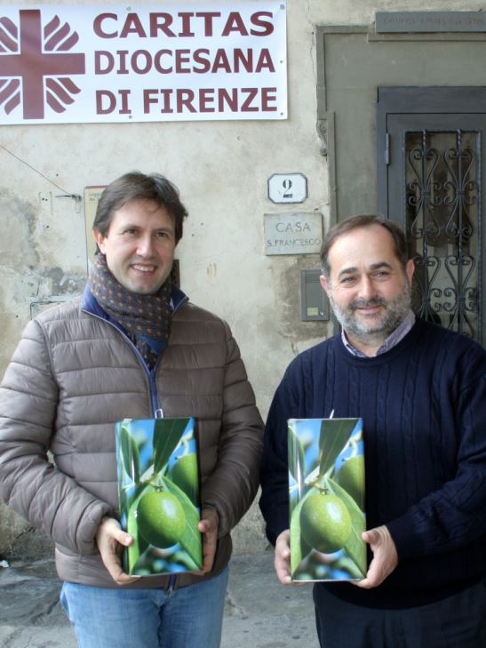 Il sindaco Nardella consegna l'olio della Città Metropolitana di Firenze al presidente della Caritas Martini (foto Antonello Serino - Met)