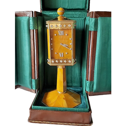 Curioso orologio a forma di ciborio all'asta a Firenze