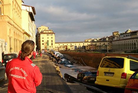 Voragine sul Lungarno Torrigiani (Foto dal sito del Comune di Firenze)