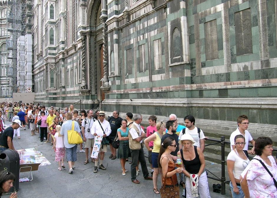 Turisti in fila a Santa Maria del Fiore