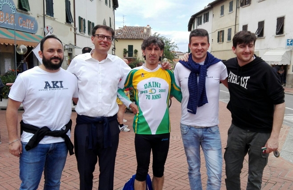 Il vincitore KLuigi Carbone con il sindaco Pescini