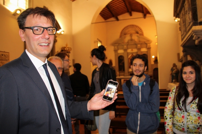 Il sindaco Pescini si connette con il Qrcode ai contenuti culturali in una chiesa di San Casciano