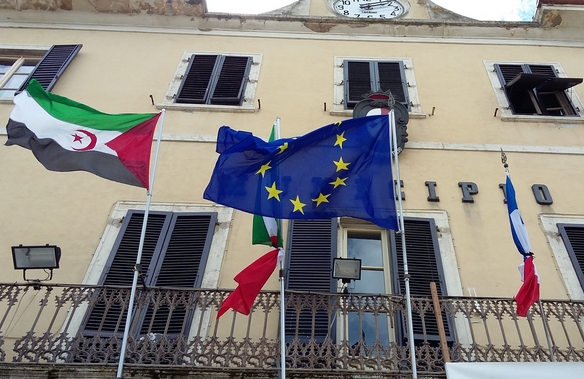 Bandiere sul municipio di Certaldo