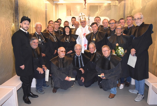 Il vescovo di Prato con membri magistrato e premiati