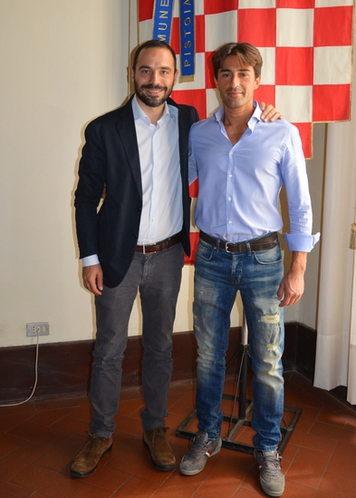 Il sindaco Samuele Bertinelli con Jonatan Bartoletti nella sala del Gonfalone