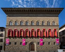 Installazione Reframe di Ai Weiwei sulla facciata di Palazzo Strozzi