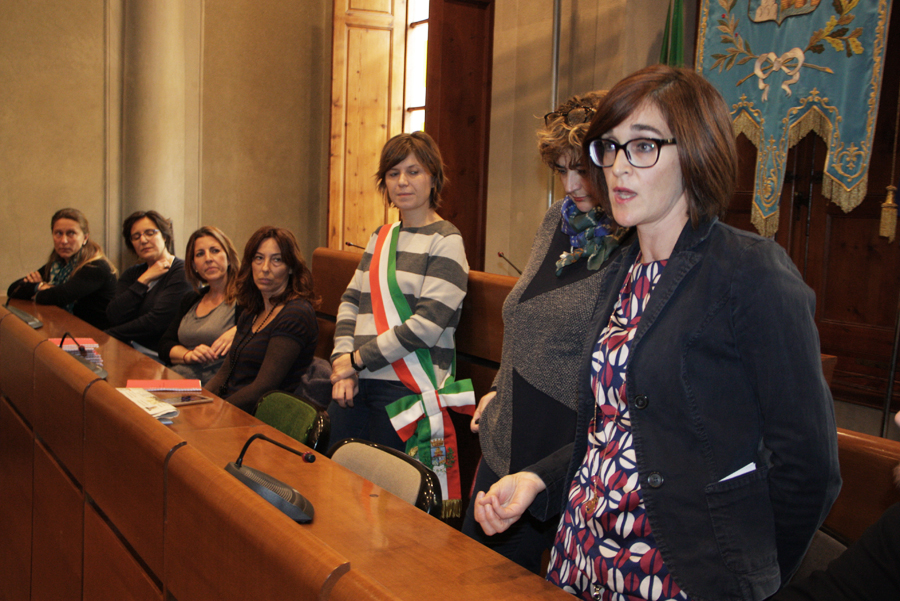 Brenda Barnini, Sindaco di Empoli, consegna la Costituzione ai volontari del Servizio Civile