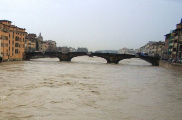 L'Arno in piena a Firenze (foto Antonello Serino - Met)