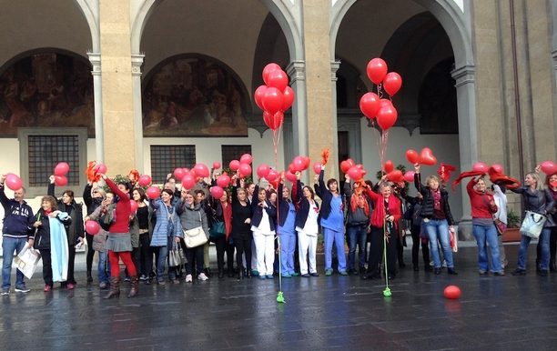 Flash mob delle infermiere davanti a Santa Maria Nuova