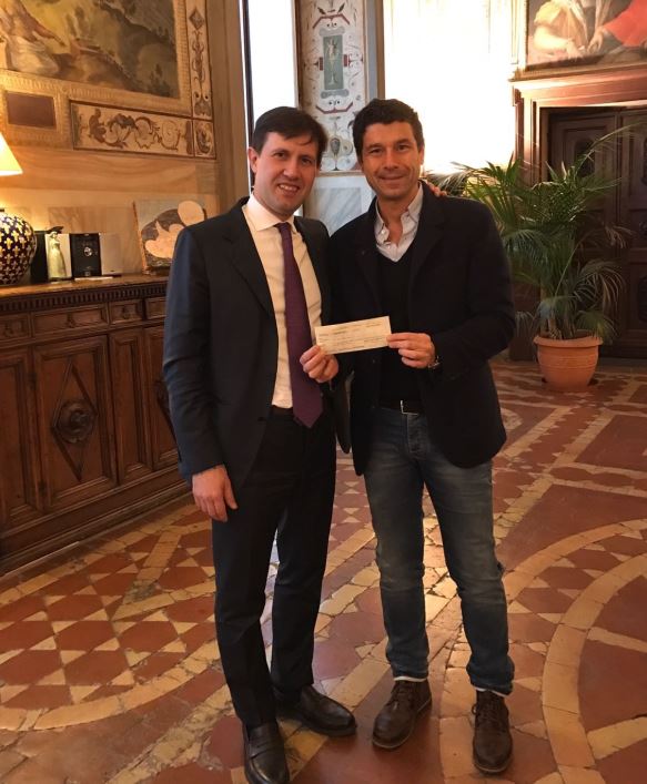 Dario Nardella consegna al Dottor Giuseppe Spinelli, Presidente dell’Associazione Tumori Toscana A.T.T., un assegno di tremila euro