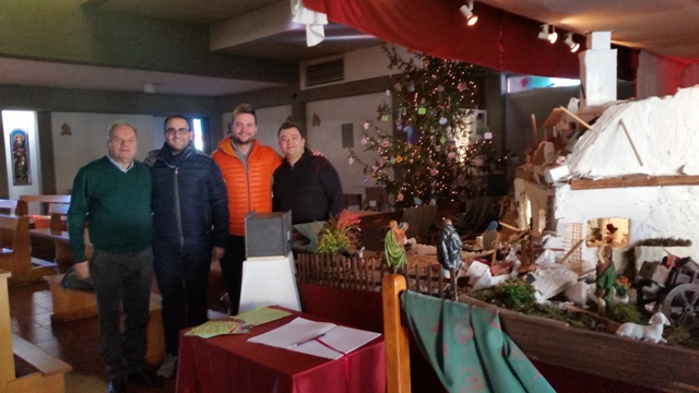 Nella foto il sindaco Lorenzini è con il consigliere comunale, Manuel Fava e Maycol Stefani e Daniele Masciotra, tra i creatori del presepe di Oste