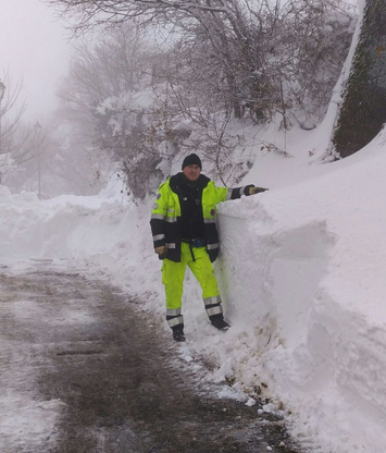 Operatori di protezione civile nei territori colpiti dall'emergenza neve