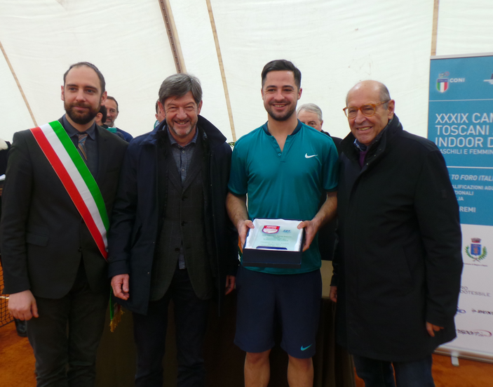 Il neo campione Toscano Matteo Trevisan premiato da Enrico Minnelli, Luigi Brunetti e Roberto Casamonti