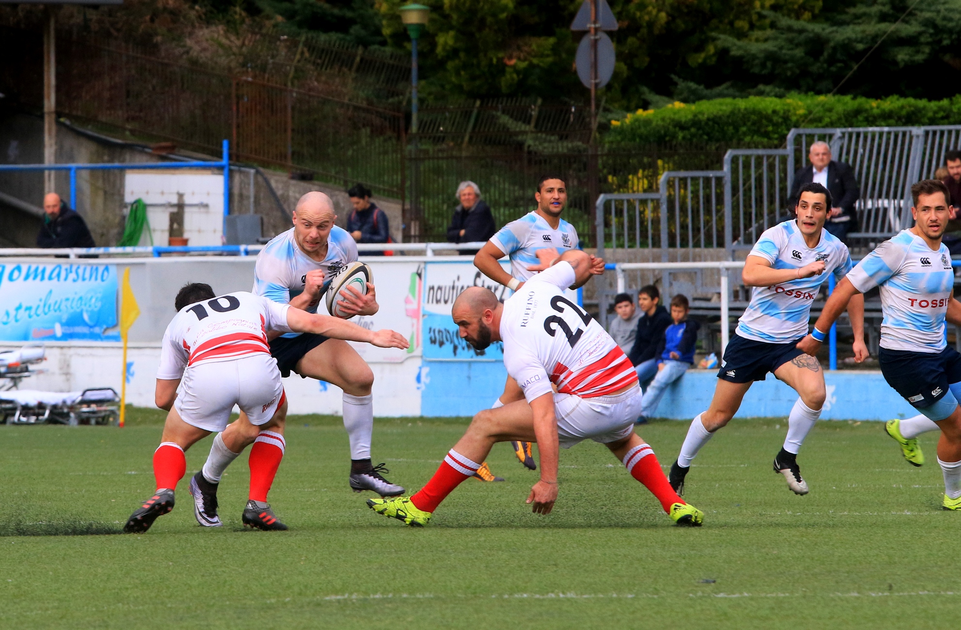 Newton difende sull’apertura recchelina Agniel. Foto Pro Recco Rugby - autore Osvaldo Ciotti