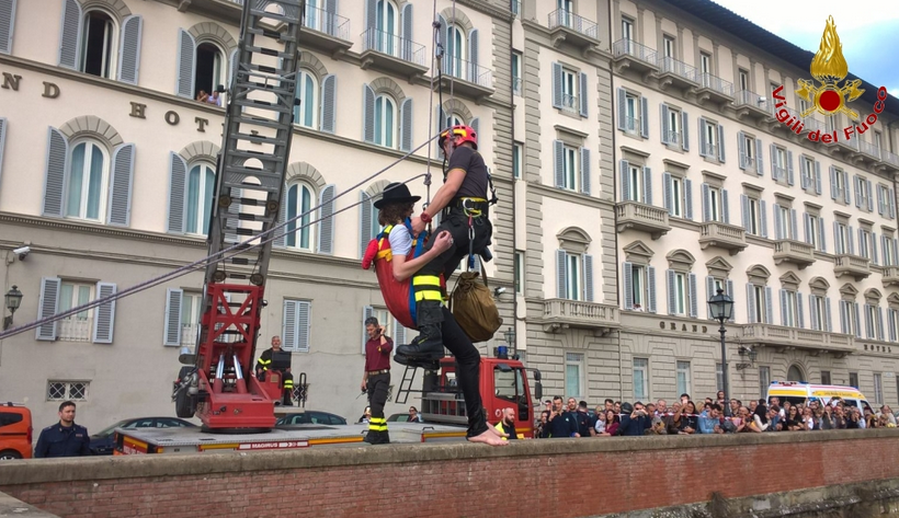 Intervento dei Vigili del fuoco per soccorrere una persona in difficolta' sul greto dell'Arno