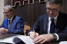 Raffaele Cantone e il Presidente UPI, Achille Variati, firmano il protocollo