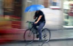 Ciclista sotto la pioggia