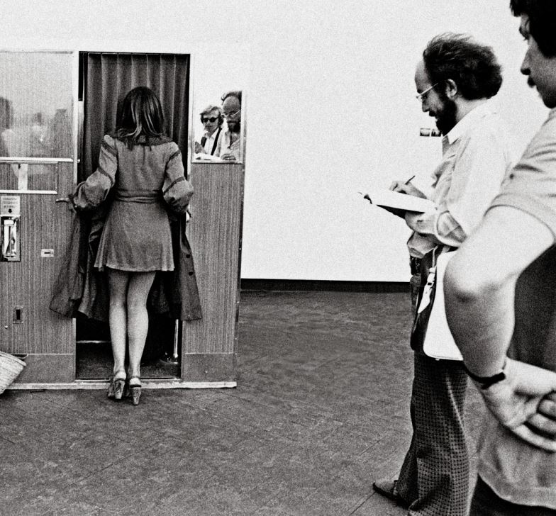 Franco Vaccari, Esposizione in tempo reale n°4, Lascia su queste pareti una traccia fotografica del tuo passaggio, Biennale di Venezia 1972, Courtesy Franco Vaccari