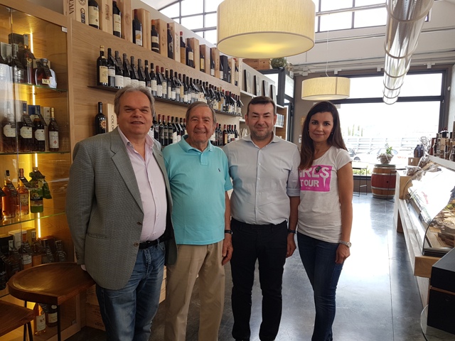 Il sindaco Lorenzini con Fabrizio e Fiorello Fabbri e la collaboratrice dell'azienda Letizia (foto comunicato)