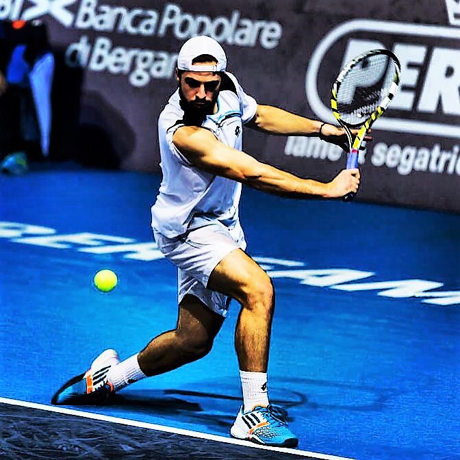 Matteo Trevisan in azione - foto dal profilo fb del tennista