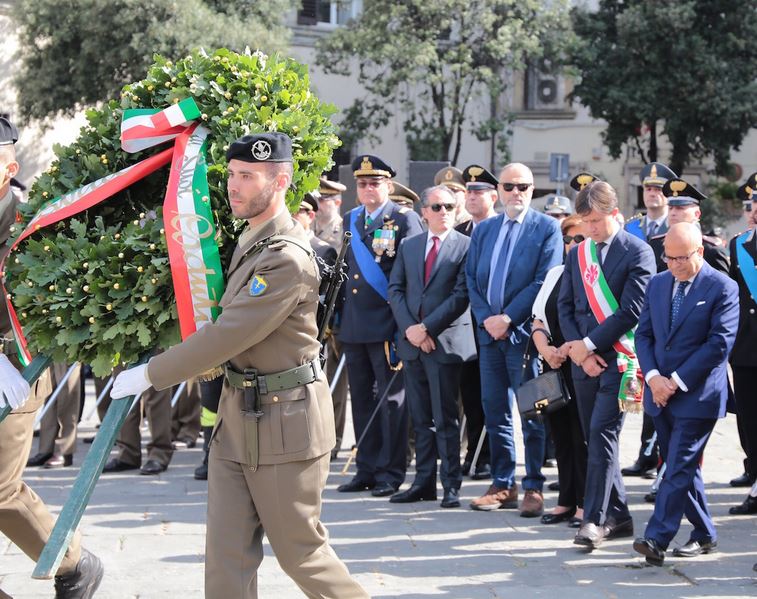 La cerimonia militare per il 2 giugno in Piazza dell'Unia' a Firenze