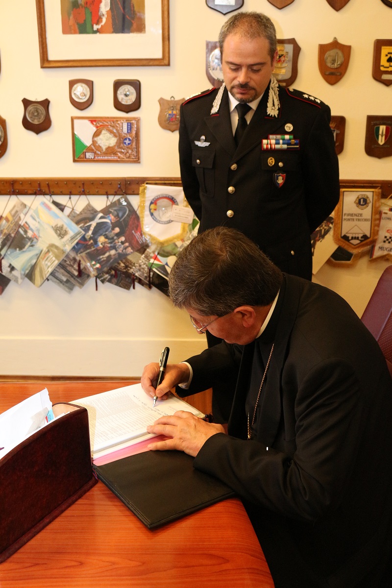 Firma libro d'onore dei Carabinieri