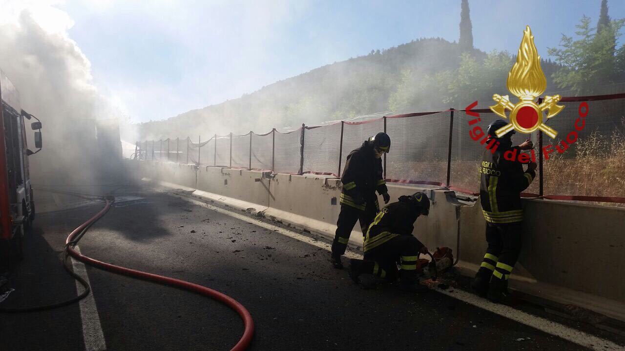 Incendio veicolo pesante autostrada A1 (fonte foto Vigili del Fuoco) 